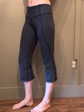 Lululemon Gather & Crow Crop Yoga Pants Leggings Navy Pinstripe Luon Size 6